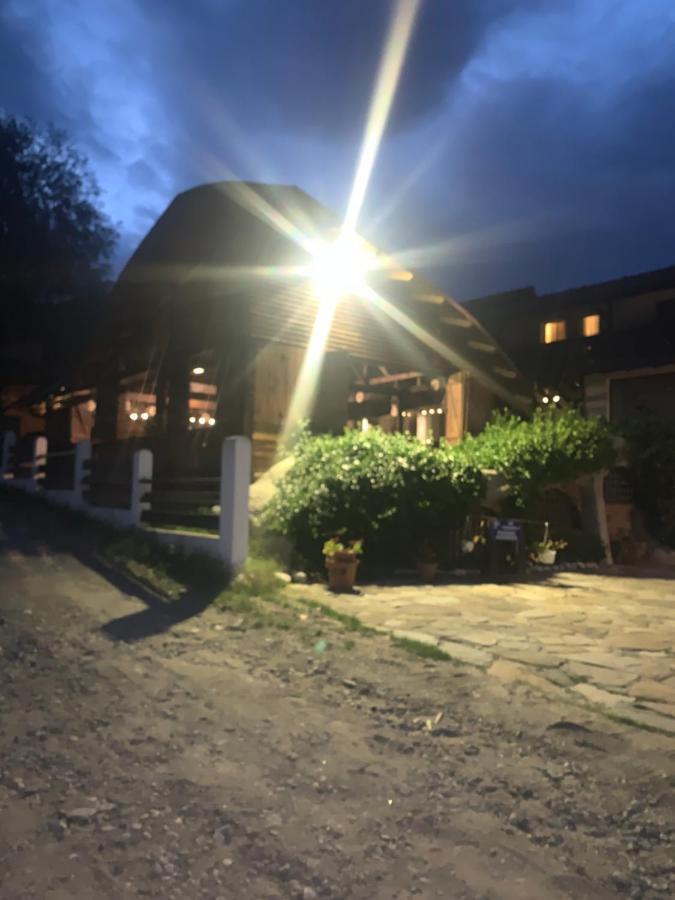 No Comment Rustic Hotel Curtea De Arges Ngoại thất bức ảnh