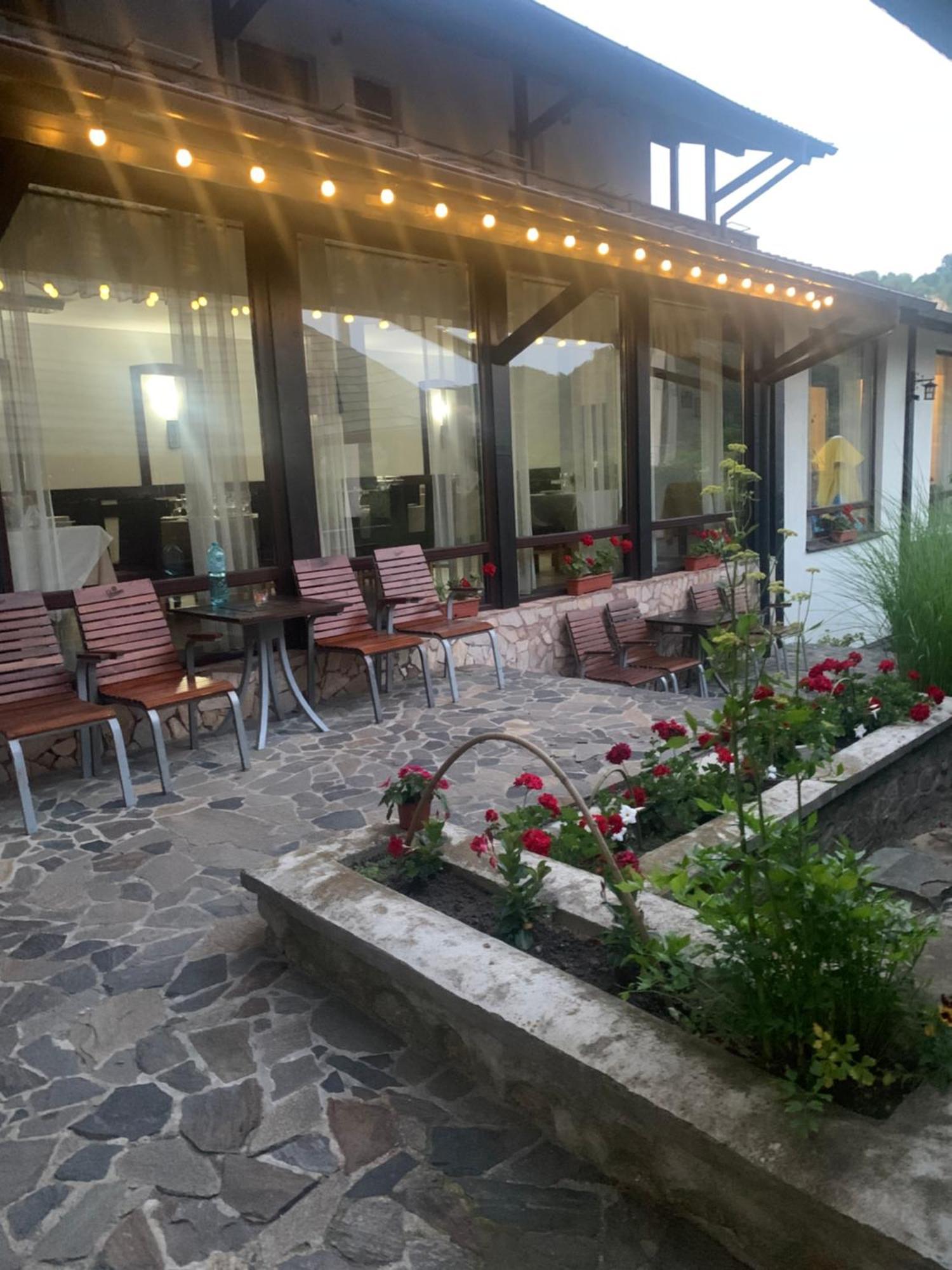 No Comment Rustic Hotel Curtea De Arges Ngoại thất bức ảnh
